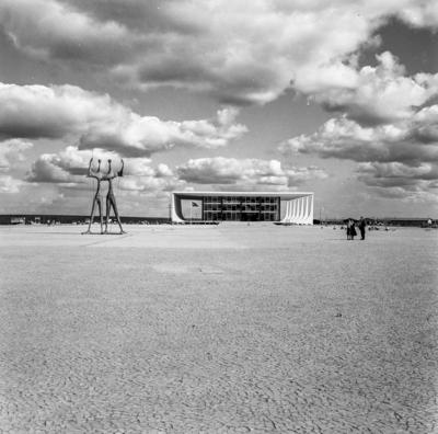 "Os Candangos" ou "Os Guerreiros", escultura de Bruno Giorgi. Ao fundo, o Supremo Tribunal Federal