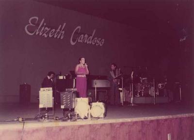 Elizeth Cardoso ao microfone