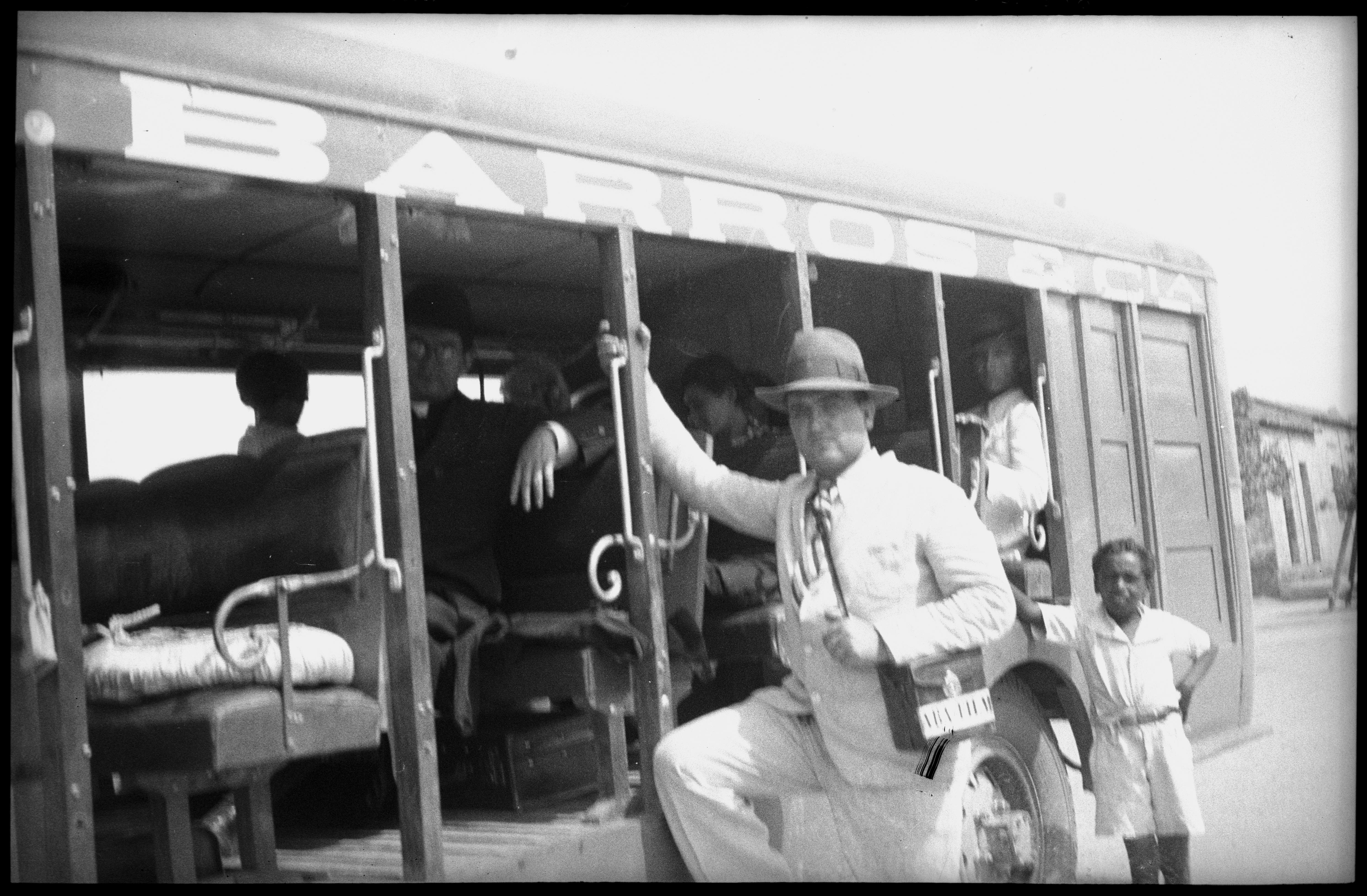 Benjamin Abrahão subindo em marinete (ônibus)