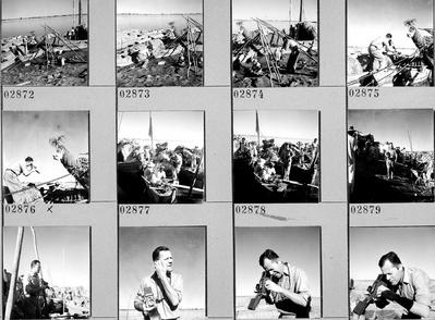 Marcel Gautherot documentando carrancas nas proas dos barcos do rio São Francisco