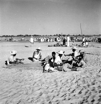 Pescadores com homem tocando violão