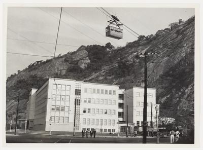 Bondinho do Pão de Açúcar sobre a Escola Militar da Praia Vermelha