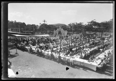 Presidente Getúlio Vargas em almoço no Forte de São João