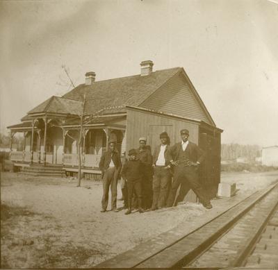 Homens em linha férrea