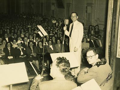 Francisco Alves ao microfone