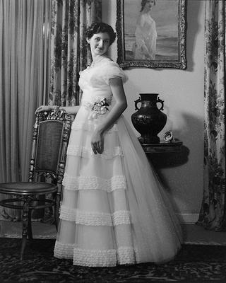 Renata Rezende Barbosa com vestido de baile