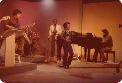 Elizeth Cardoso ao microfone