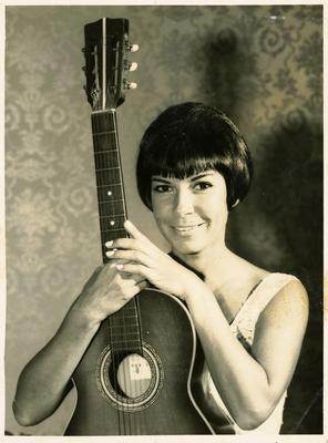 Inezita Barroso com o violão