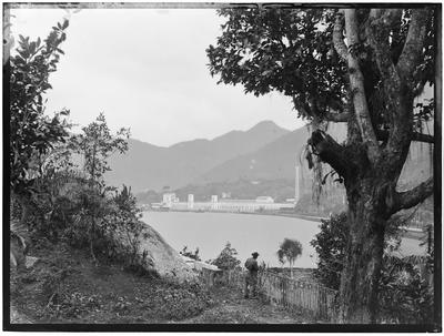 Vista da Lagoa Rodrigo de Freitas, com a Companhia de Fiação e Tecelagem Corcovado ao fundo