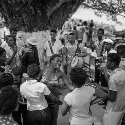 Integrantes da bateria no ensaio na Mangueira