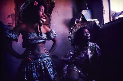 Série Mangueira - Mangueirenses em trajes verde e rosa