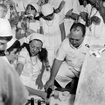 Festa de Cosme e Damião em Centro de Umbanda, agachado, Erivelto Martins