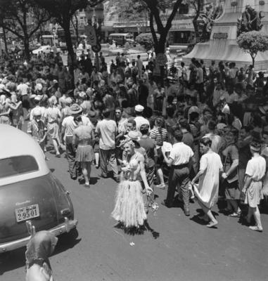 Carnaval de rua, homens fantasiados de mulher
