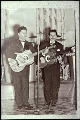 Alvarenga e Ranchinho ao microfone, com violões (reprodução)