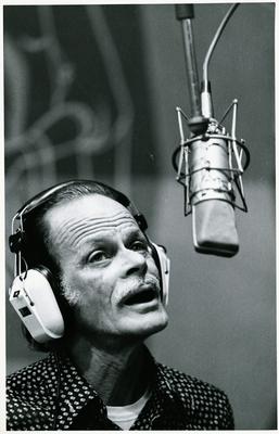 Guilherme de Brito ao microfone em estúdio