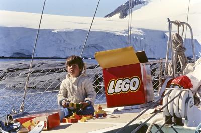 Igor Belli brinca com brinquedos LEGO