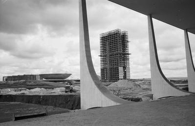 Congresso Nacional em construção, visto do Supremo Tribunal Federal