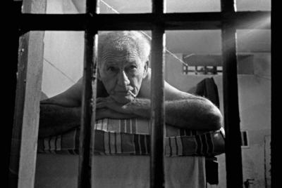 O ator Jofre Soares em cenário do presídio, durante filmagens de "Memórias do Cárcere"