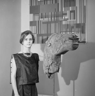 Modelo posando com jóias criadas pelos irmãos Haroldo e Roberto Burle Marx