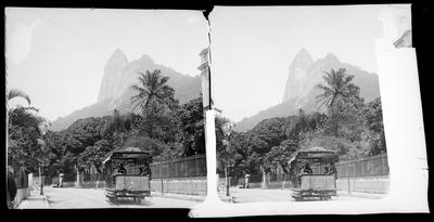 O Morro do Corcovado visto de Botafogo; destaque para o bonde sentido Senador Vergueiro