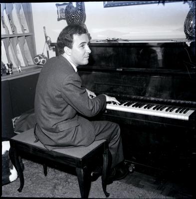 João Gilberto ao piano