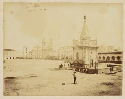 O chafariz e as igrejas na Praça D. Pedro II