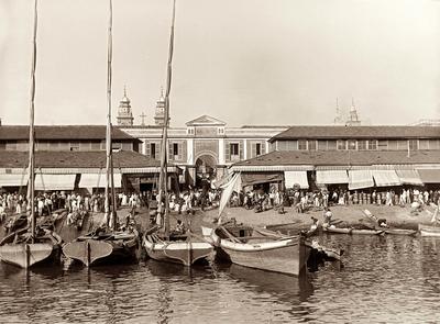 Mercado da Praia do Peixe, ao fundo, torres da Igreja da Ordem Terceira do Carmo