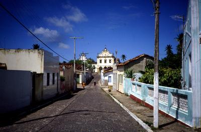 Aspectos da rua e Igreja do Carmo (ao fundo)