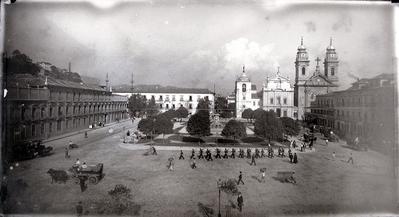 Paço Imperial, à esquerda; no centro, convento e igreja do Carmo e igreja da Ordem Terceira do Carmo ao centro