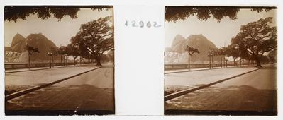 Morros da Urca e do Pão de Açúcar; tomados das proximidades da Rua General Severiano