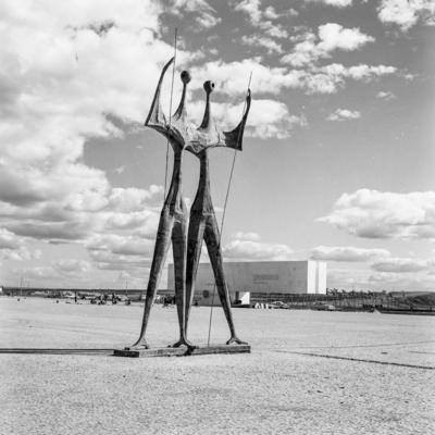 "Os Candangos" ou "Os Guerreiros", escultura de Bruno Giorgi. Ao fundo, o Museu Histórico de Brasília