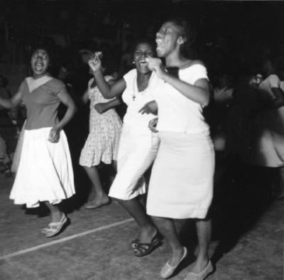 Mulheres sambando no ensaio na Mangueira