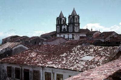 Telhados e igreja ao fundo