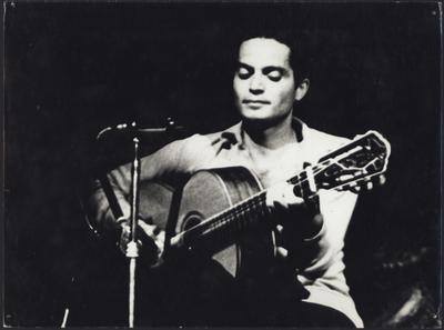 Baden Powell ao microfone com o violão