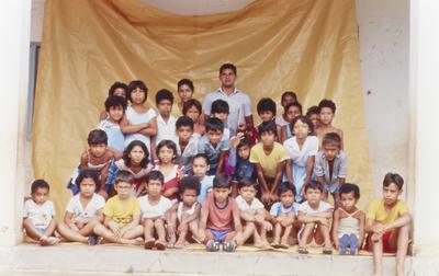 Alunos da escola rural com o professor Celso Oliveira