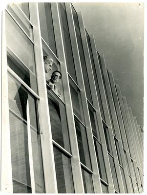 Olavo Redig de Campos e Wladimir Murtinho na janela do prédio do Itamaraty