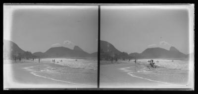 Banhistas na Praia de Copacabana