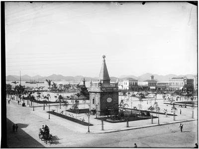 Praça XV de Novembro, vendo-se o Chafariz Mestre Valentim em primeiro plano