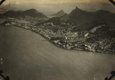Vista aérea do centro do Rio de Janeiro, ao fundo, o Morro do Corcovado e a Pedra da Gávea