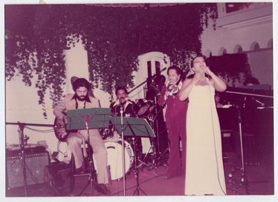 Elizeth Cardoso ao microfone