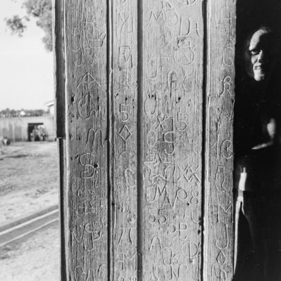 Vila da Barca, portão esculpido de palafitas flutuantes