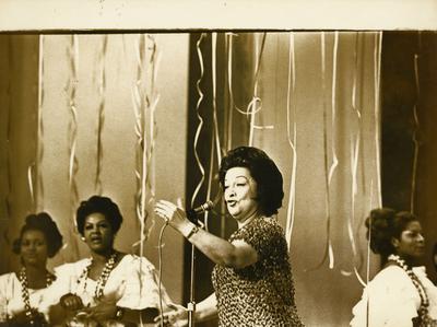 Dircinha Batista ao microfone