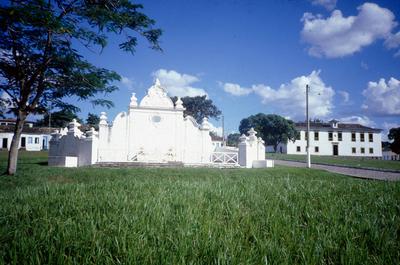 Chafariz da Boa Morte e Casa de Câmara e Cadeia (à direita)