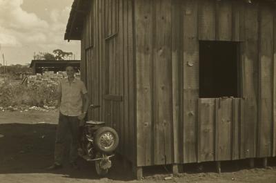 Alexandre Wilhelm, irmão de Jorge Bodanzky, ao lado da motocicleta de Bodanzky