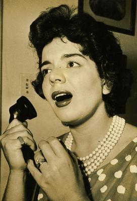 Lana Bittencourt ao telefone