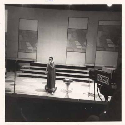 Elizeth Cardoso ao microfone