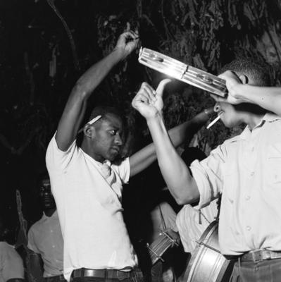 Integrantes da bateria no ensaio da Unidos do Cabuçu