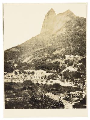 Largo dos Leões; ao fundo, o Morro do Corcovado