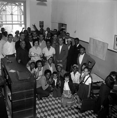 Comemoração, entre os presentes, da direira para esquerda, em pé, na segunda fila: Rômulo Paes (2º, de termo preto e gola branca) e Newton Teixeira (3º)