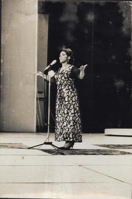 Elza Soares ao microfone